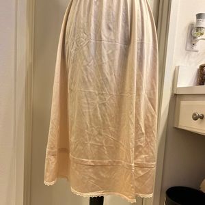 Vintage vanity fair cream nylon slip skirt 🤍
